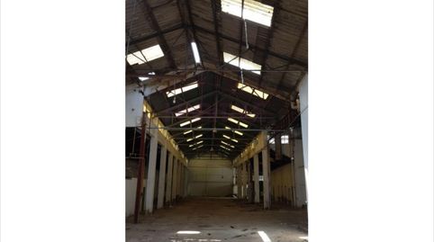 Nave industrial de unos 2000m2, la nave da a dos calles, con una puerta de acceso para camiones, dentro de la nave dispone de un m