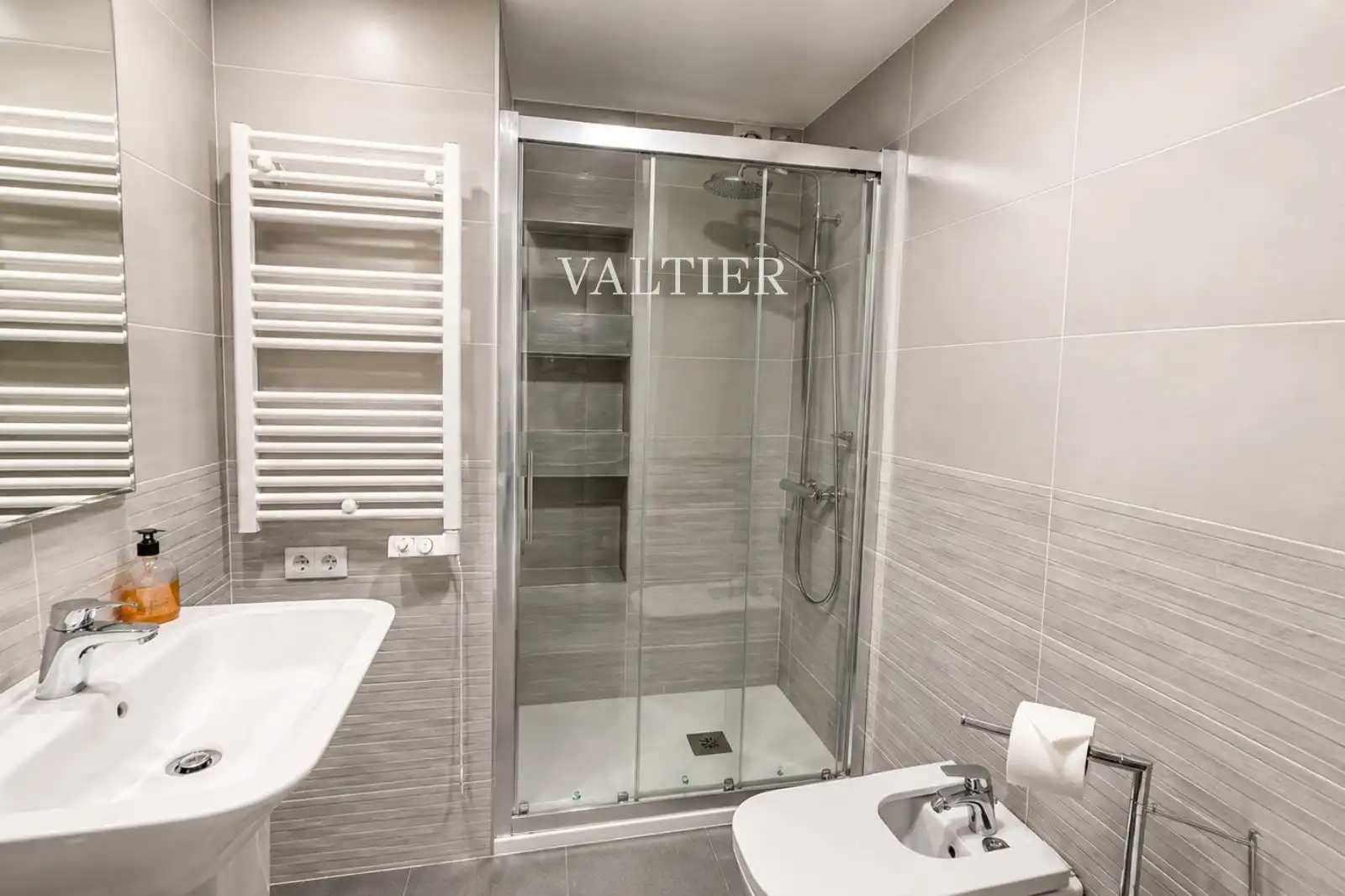 Bathroom of Flat for rent in Madrid  with Air Conditioner and Furnished