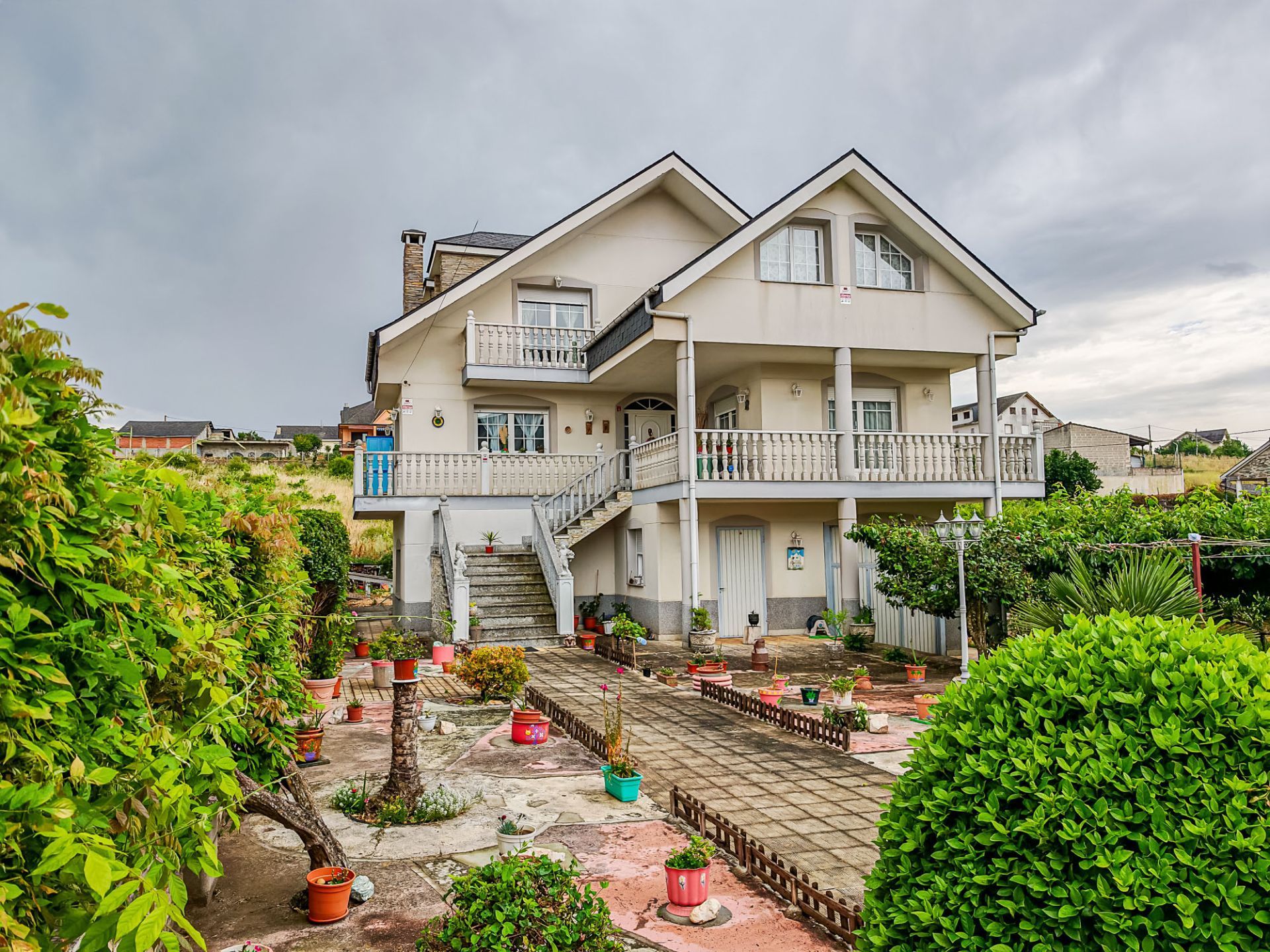 Vista exterior de Casa o xalet en venda en Cacabelos amb Calefacció, Jardí privat i Terrassa