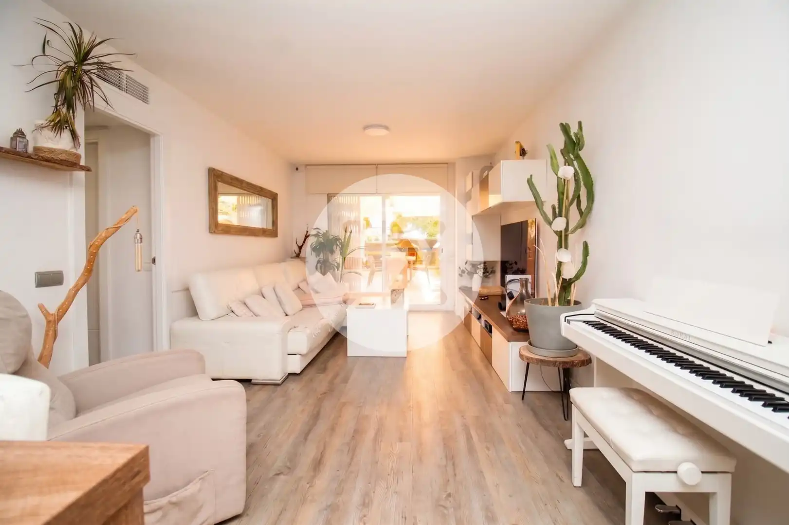 Sala d'estar de Planta baixa en venda en Castelldefels amb Jardí privat i Parquet