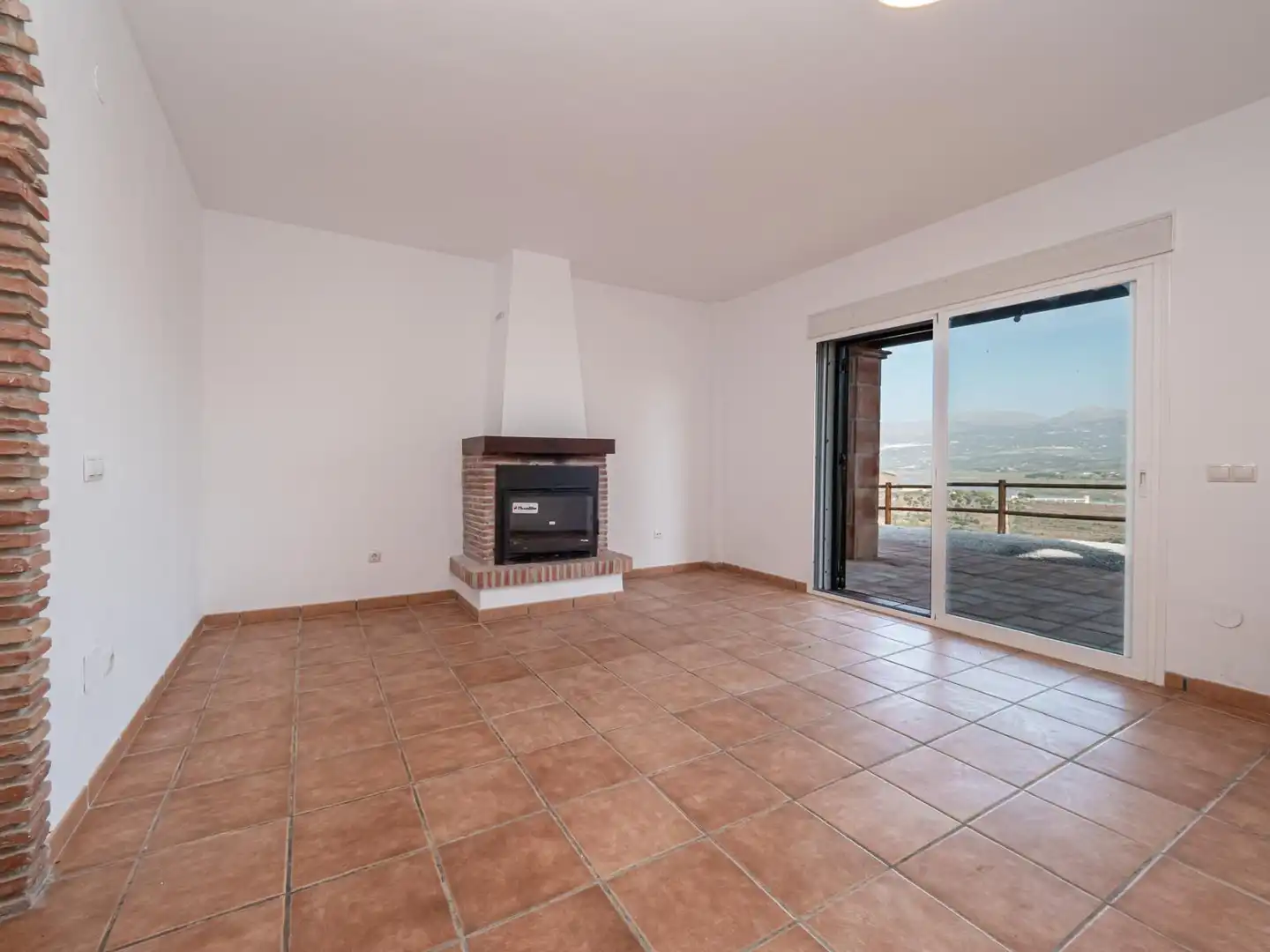Sala de estar de Finca rústica en venta en Viñuela con Terraza, Piscina y Alarma