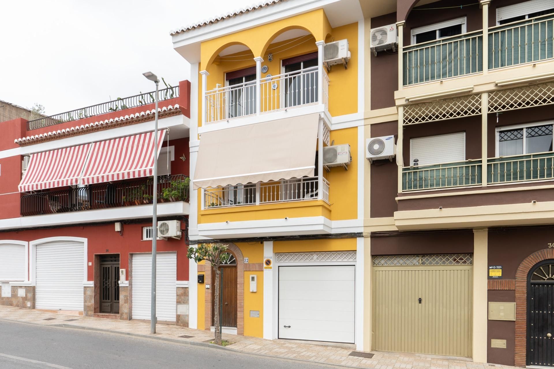 Vista exterior de Casa o xalet en venda en Motril amb Aire condicionat i Balcó