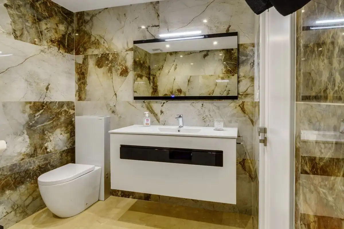 Baño de Planta baja de alquiler en Estepona con Aire acondicionado, Terraza y Piscina comunitaria