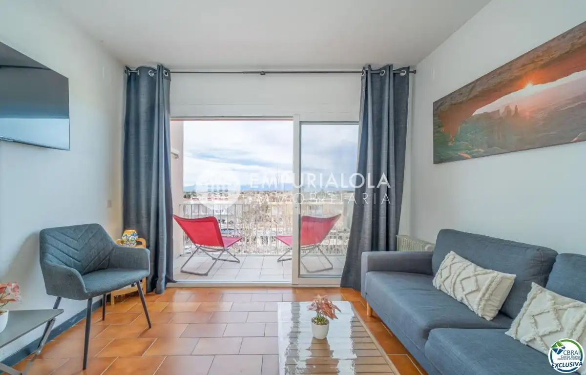 Sala d'estar de Apartament en venda en Empuriabrava amb Aire condicionat, Piscina i Moblat