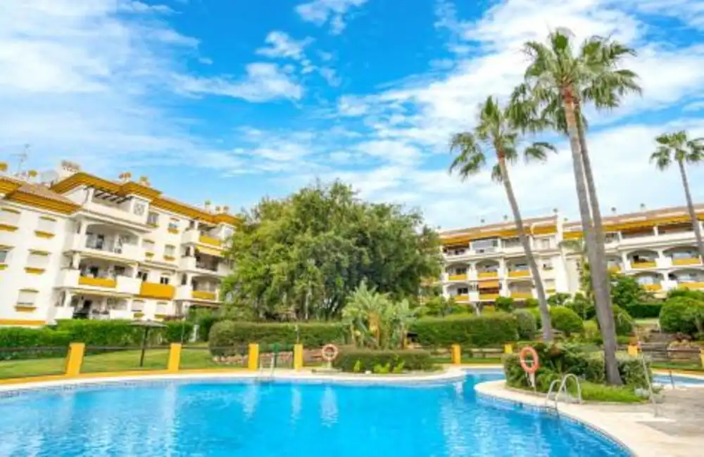 Vista exterior de Planta baja en venta en Marbella con Aire acondicionado, Terraza y Piscina