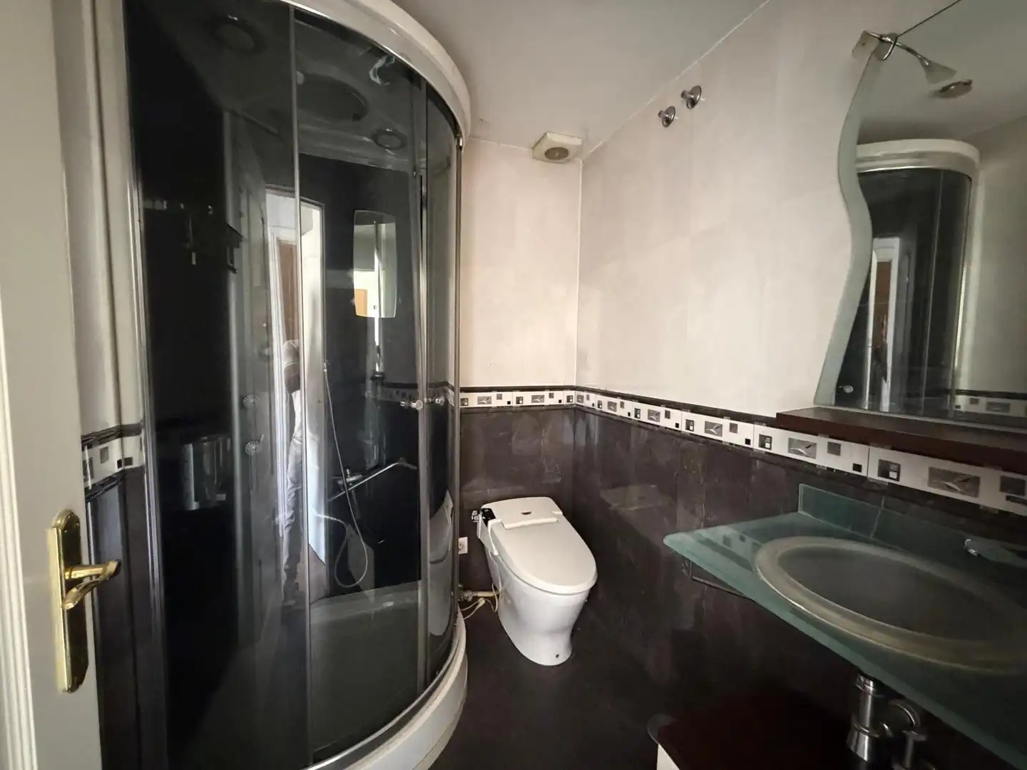Bany de Casa o xalet en venda en Parla amb Calefacció, Terrassa i Jacuzzi