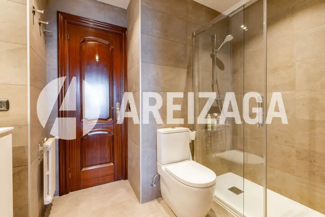 Baño de Piso en venta en Donostia - San Sebastián  con Calefacción, Terraza y Balcón