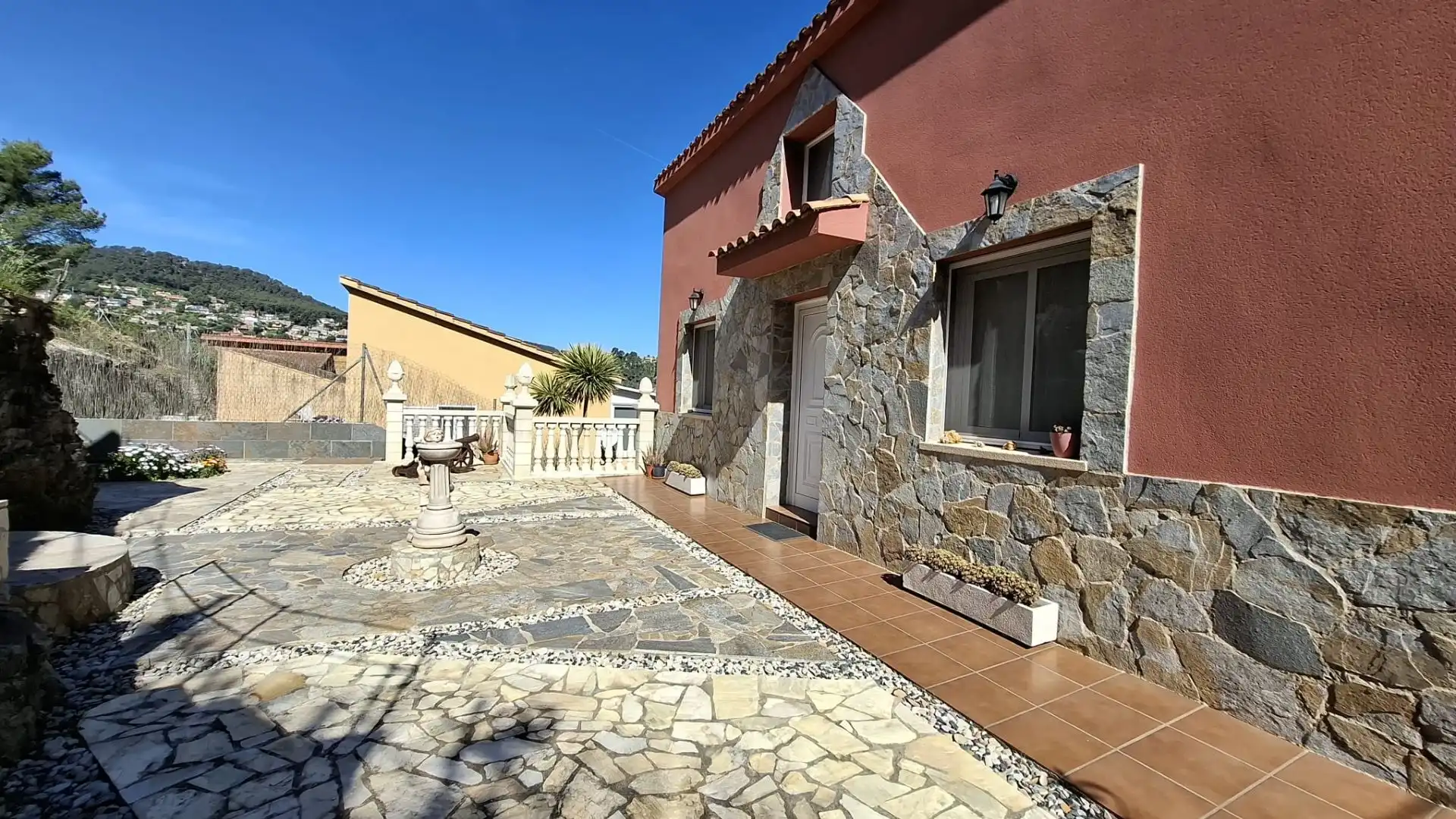 Vista exterior de Casa o chalet en venta en Vallirana con Calefacción y Terraza