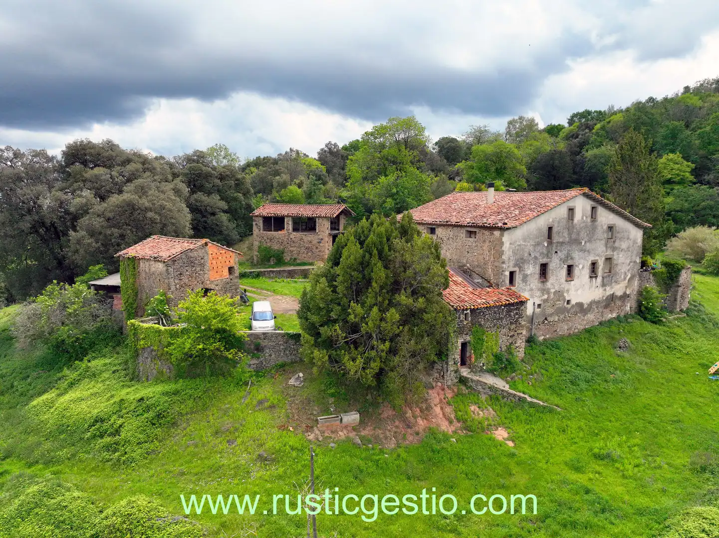 Vista exterior de Finca rústica en venda en Santa Pau amb Jardí privat, Terrassa i Balcó