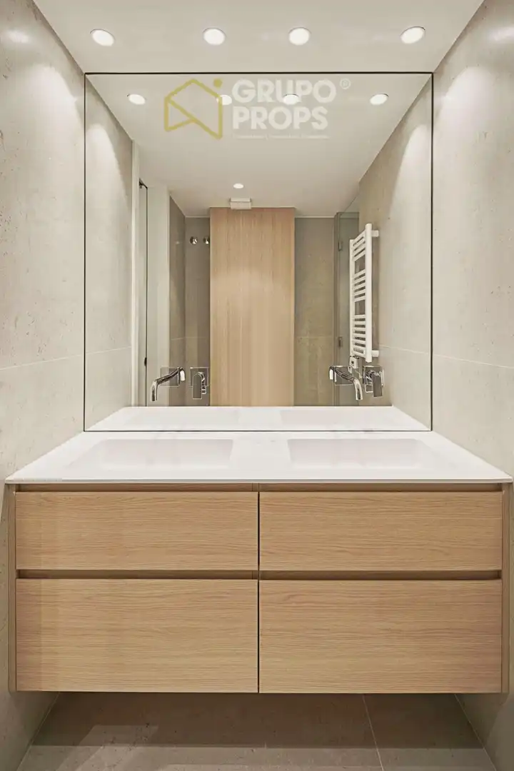 Bany de Apartament en venda en Madrid amb Aire condicionat, Calefacció i Moblat