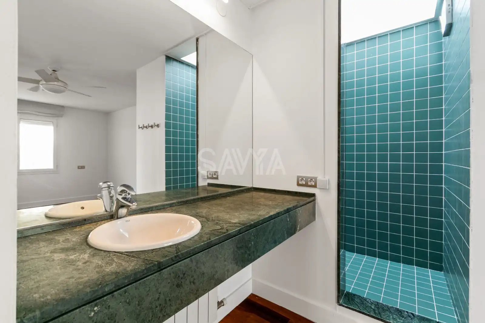 Bathroom of Office for sale in Barcelona