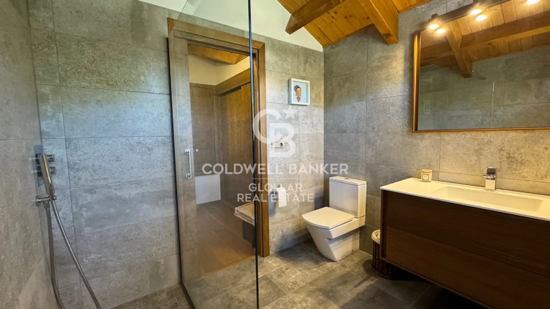 Badezimmer von Einfamilien-Reihenhaus zum Verkauf in Osséja mit Privatgarten, Parkett und Terrasse