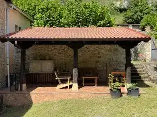 Terrassa de Casa adosada en venda en Valle de Sedano amb Jardí privat, Traster i Moblat