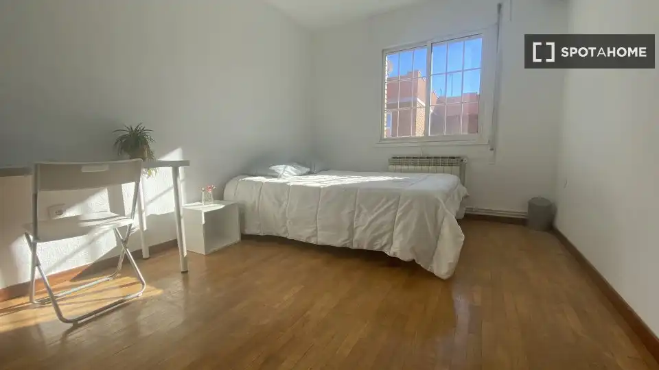 Bedroom of Flat for rent in Madrid  with Air Conditioner, Heating and Furnished