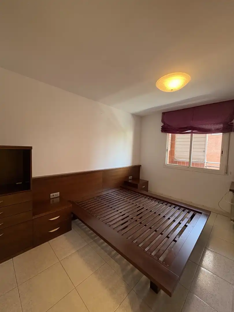 Schlafzimmer von Wohnung zur Miete in Girona mit Klimaanlage, Heizung und Möbliert