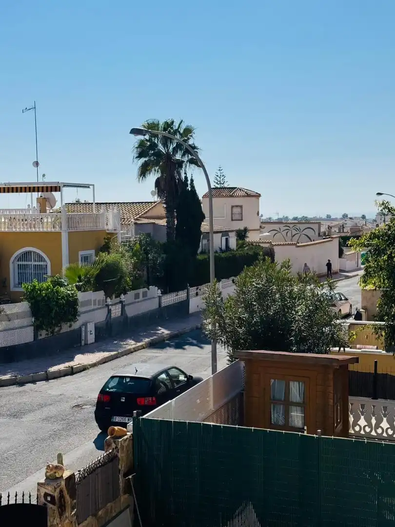 Vista exterior de Casa adosada en venda en Orihuela amb Aire condicionat, Terrassa i Traster