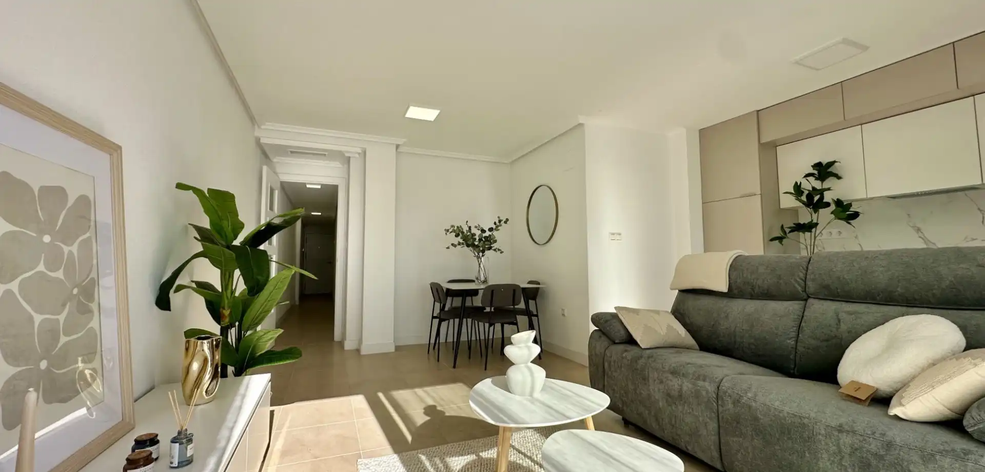 Sala d'estar de Apartament en venda en Torrevieja amb Aire condicionat, Terrassa i Moblat