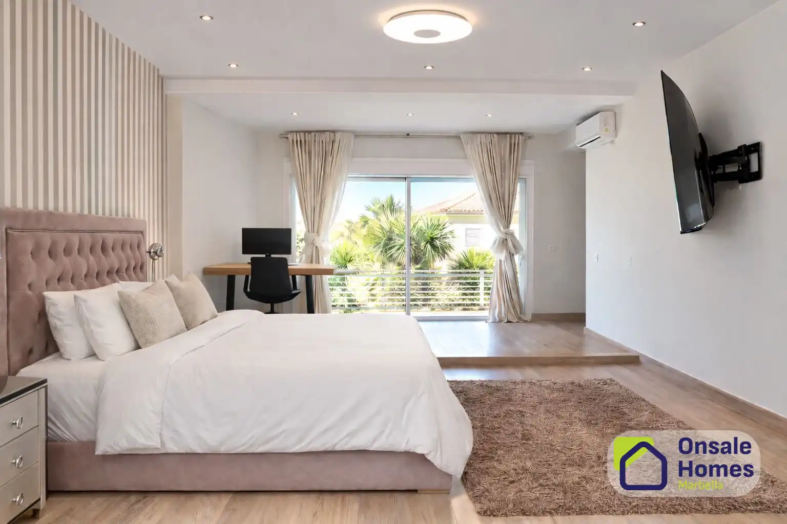 Dormitori de Casa o xalet de lloguer en Marbella amb Aire condicionat, Jardí privat i Terrassa