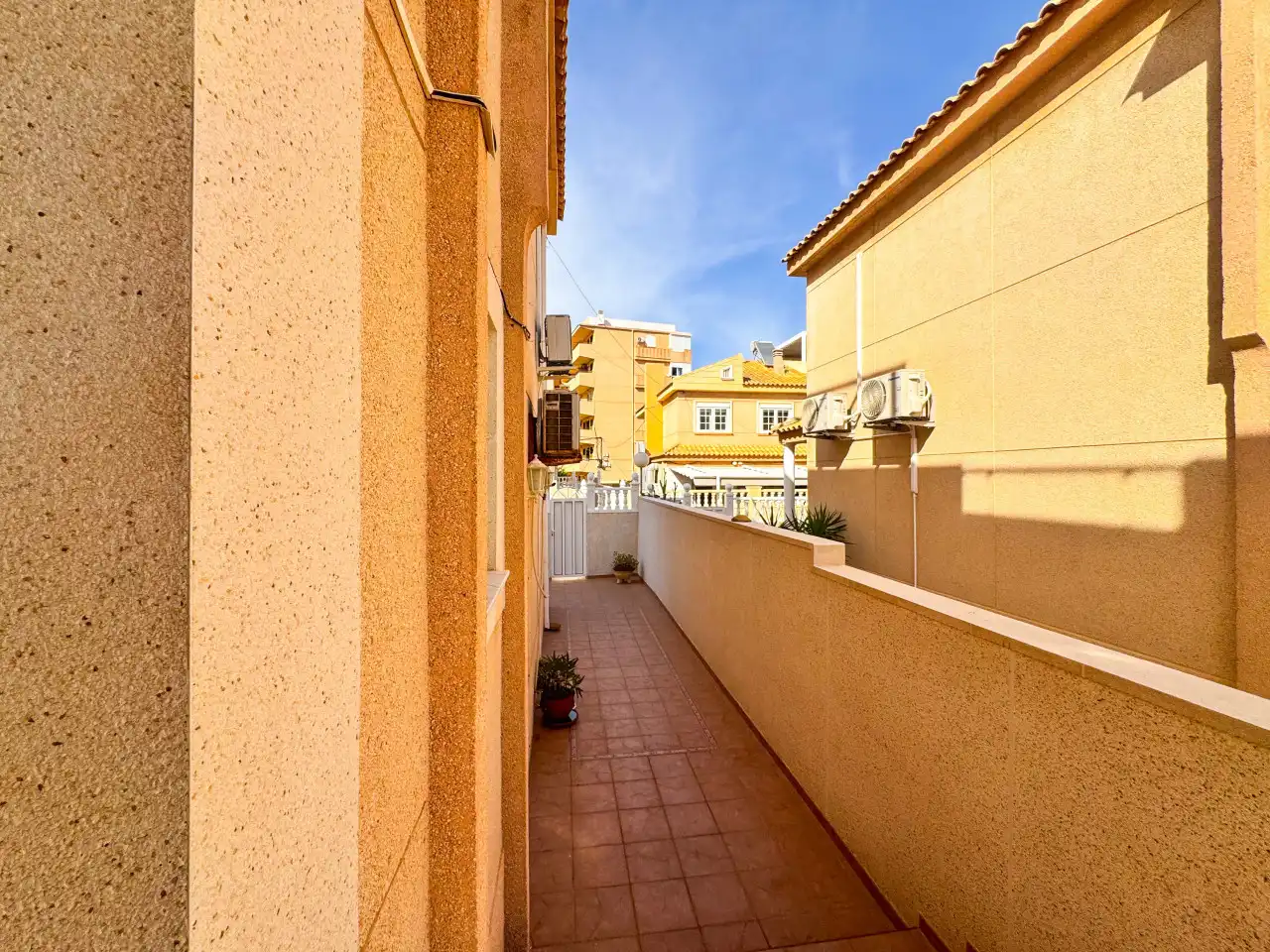 Terrassa de Casa adosada en venda en Torrevieja amb Aire condicionat, Calefacció i Jardí privat