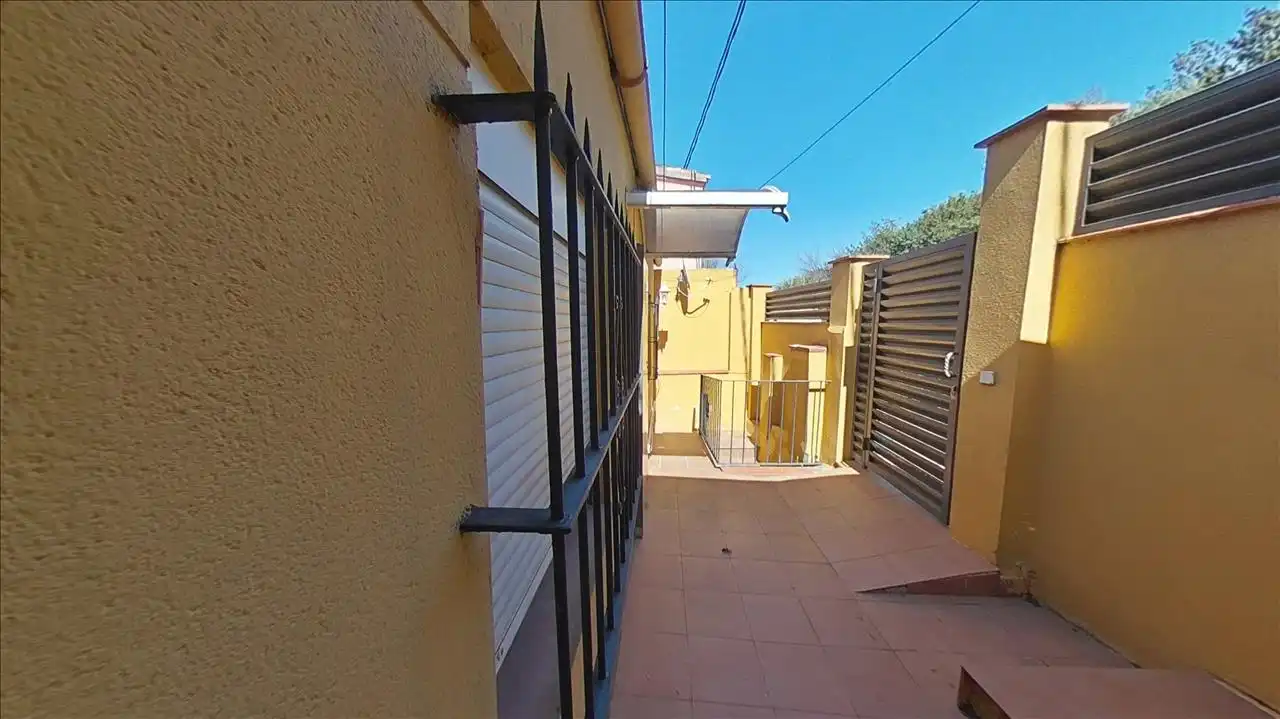Vista exterior de Casa o xalet en venda en Barcelona amb Calefacció, Parquet i Terrassa