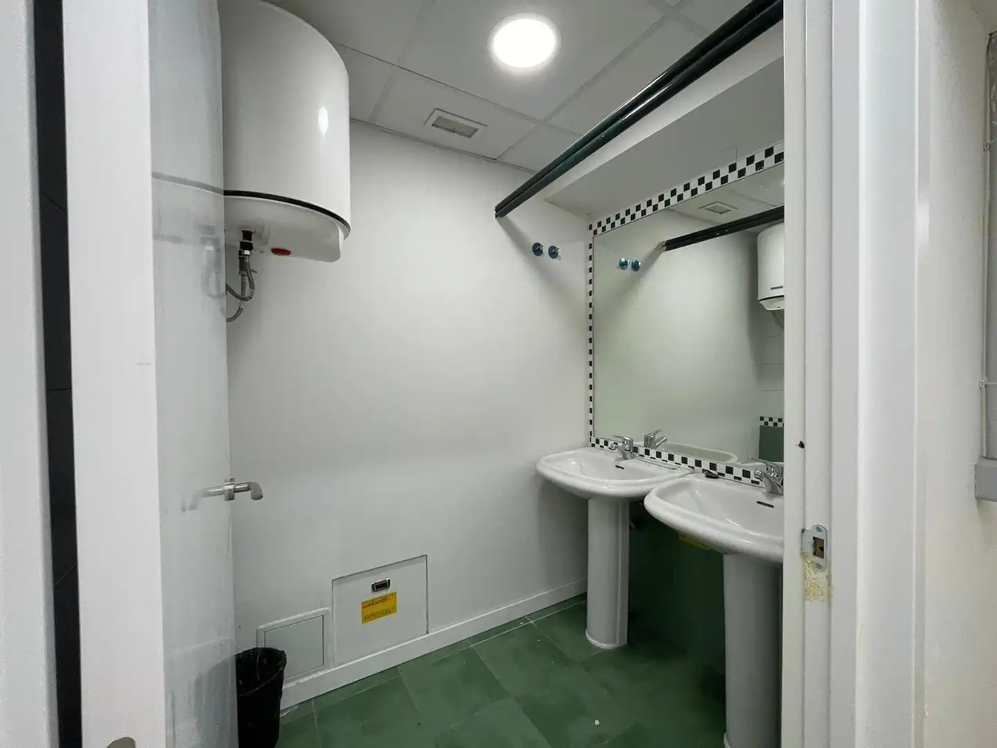 Baño de Local en venta en Madrid con Aire acondicionado