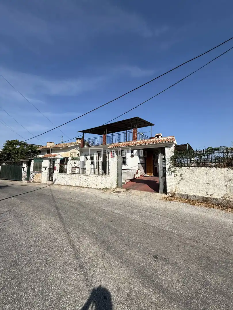 Vista exterior de Casa o xalet en venda en Málaga amb Terrassa