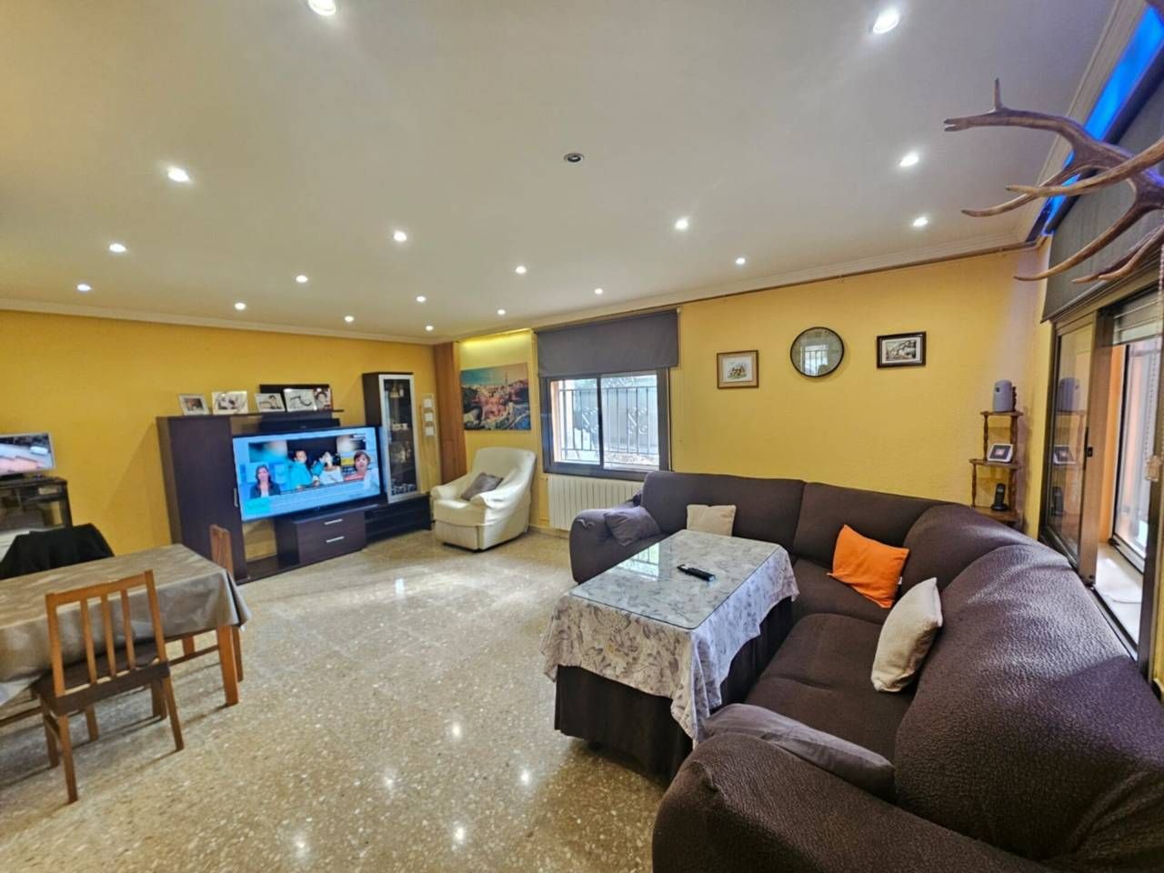 Sala d'estar de Casa o xalet en venda en Rubí amb Aire condicionat, Calefacció i Terrassa