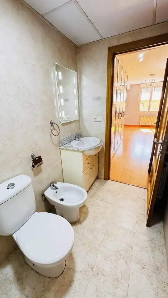 Badezimmer von Wohnung zum Verkauf in Zaragoza mit Klimaanlage, Heizung und Parkett