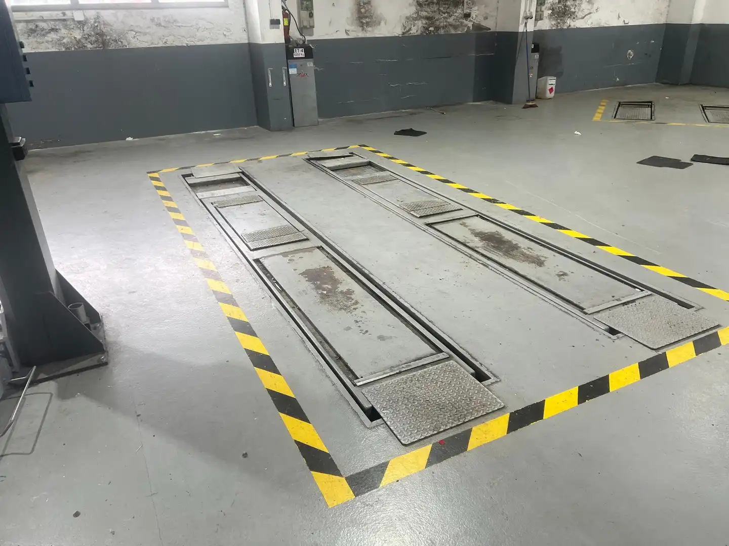 Parkplatz von Fabrikhallen zur Miete in Narón mit Alarm
