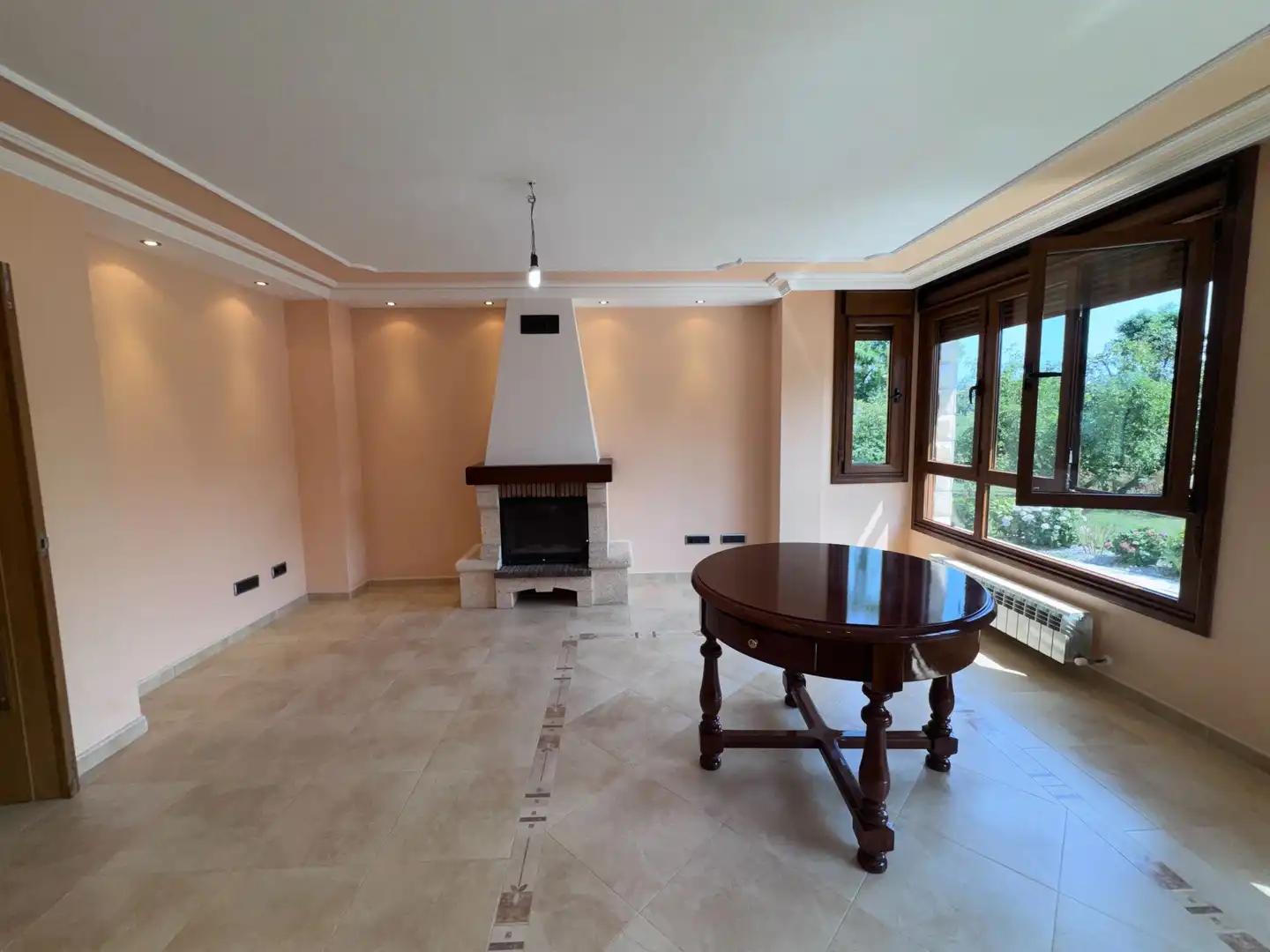 Sala d'estar de Casa o xalet en venda en Siero amb Calefacció, Jardí privat i Terrassa