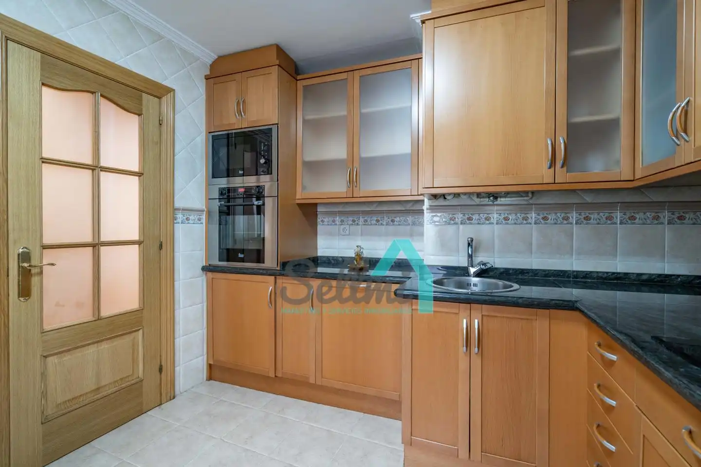 Cuina de Pis en venda en Oviedo  amb Calefacció, Parquet i Moblat