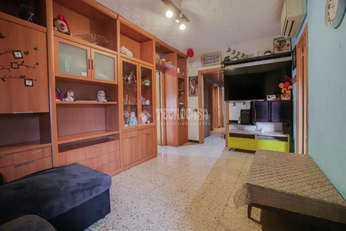 Sala d'estar de Pis en venda en Sant Boi de Llobregat amb Aire condicionat i Balcó