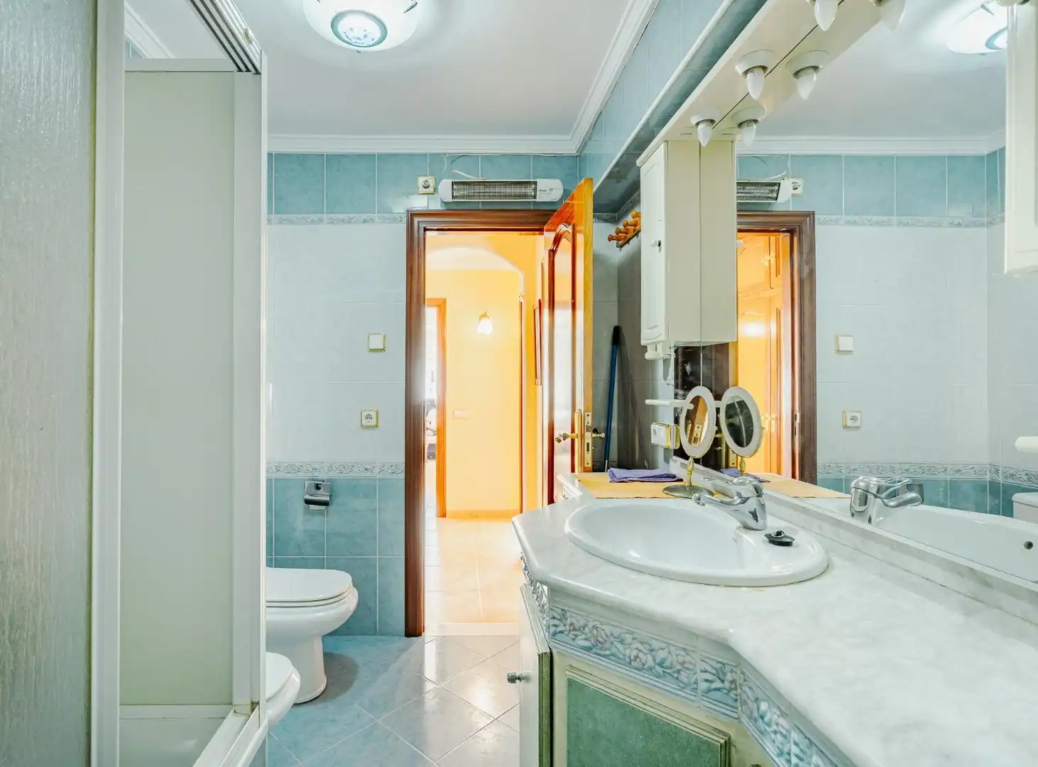 Badezimmer von Wohnungen zum Verkauf in Estepona mit Möbliert