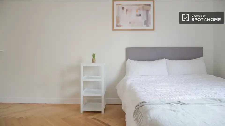 Bedroom of Flat for share in Barrio de Salamanca