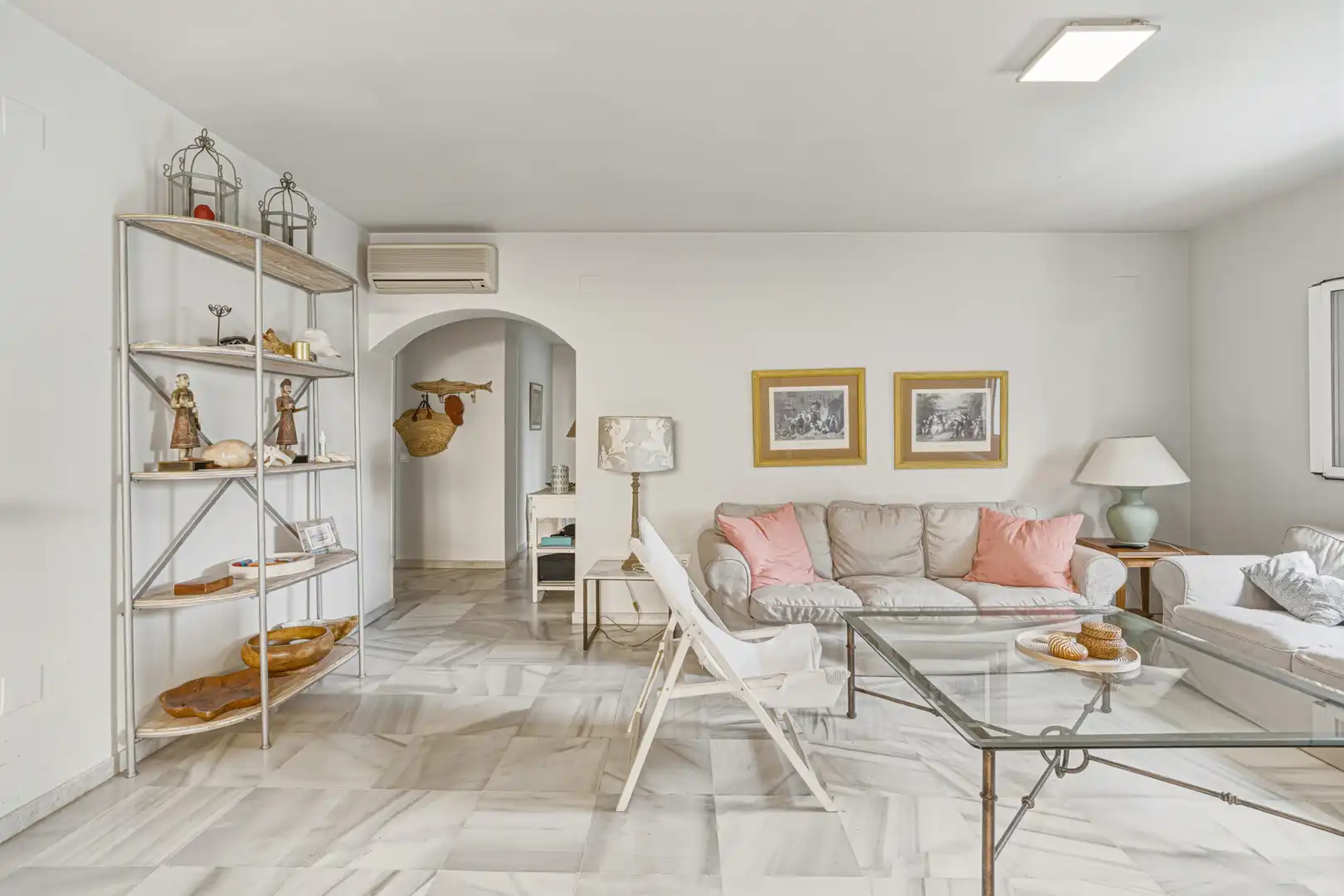 Sala d'estar de Planta baixa en venda en Marbella amb Aire condicionat, Terrassa i Traster