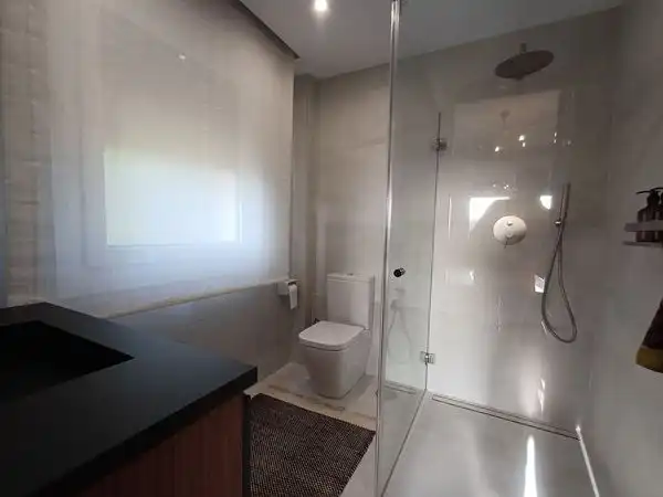 Bany de Casa o xalet en venda en Vigo  amb Calefacció, Jardí privat i Parquet