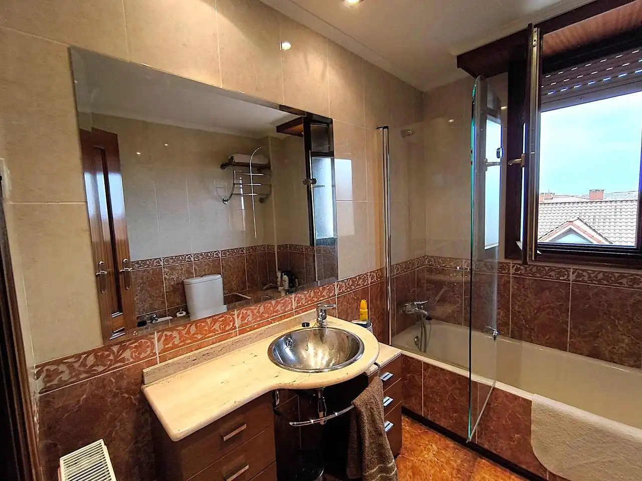 Baño de Casa adosada en venta en Castro-Urdiales con Calefacción, Terraza y Balcón
