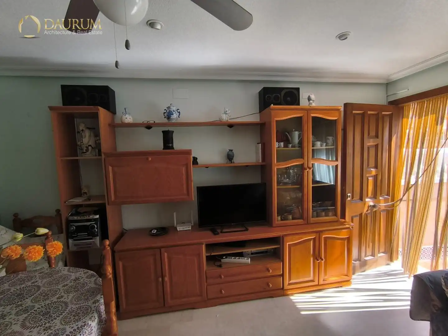 Wohnzimmer von Einfamilien-Reihenhaus zum Verkauf in Santa Pola mit Klimaanlage, Heizung und Privatgarten
