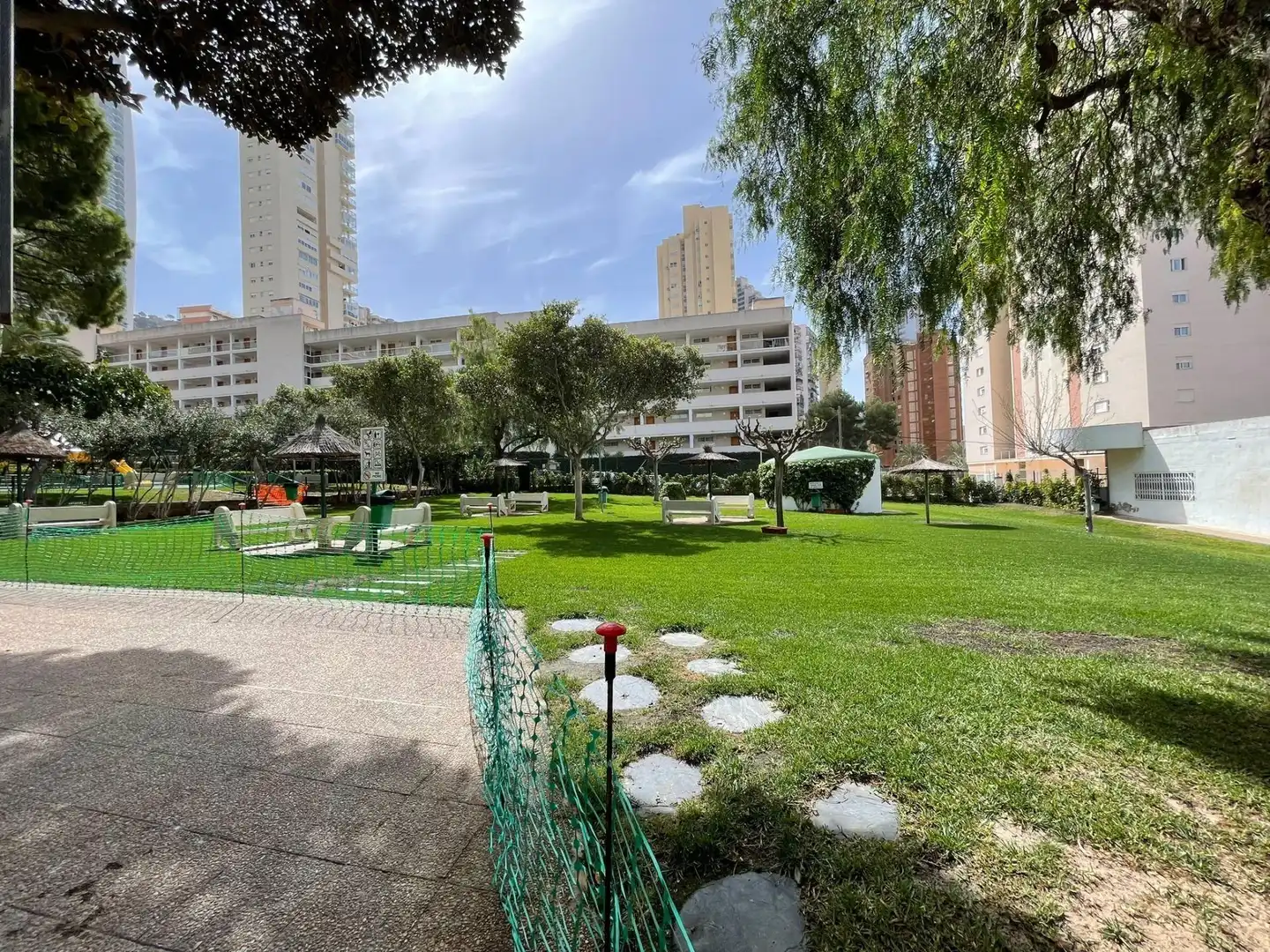 Außenansicht von Wohnungen zum Verkauf in Benidorm mit Gemeinschaftspool