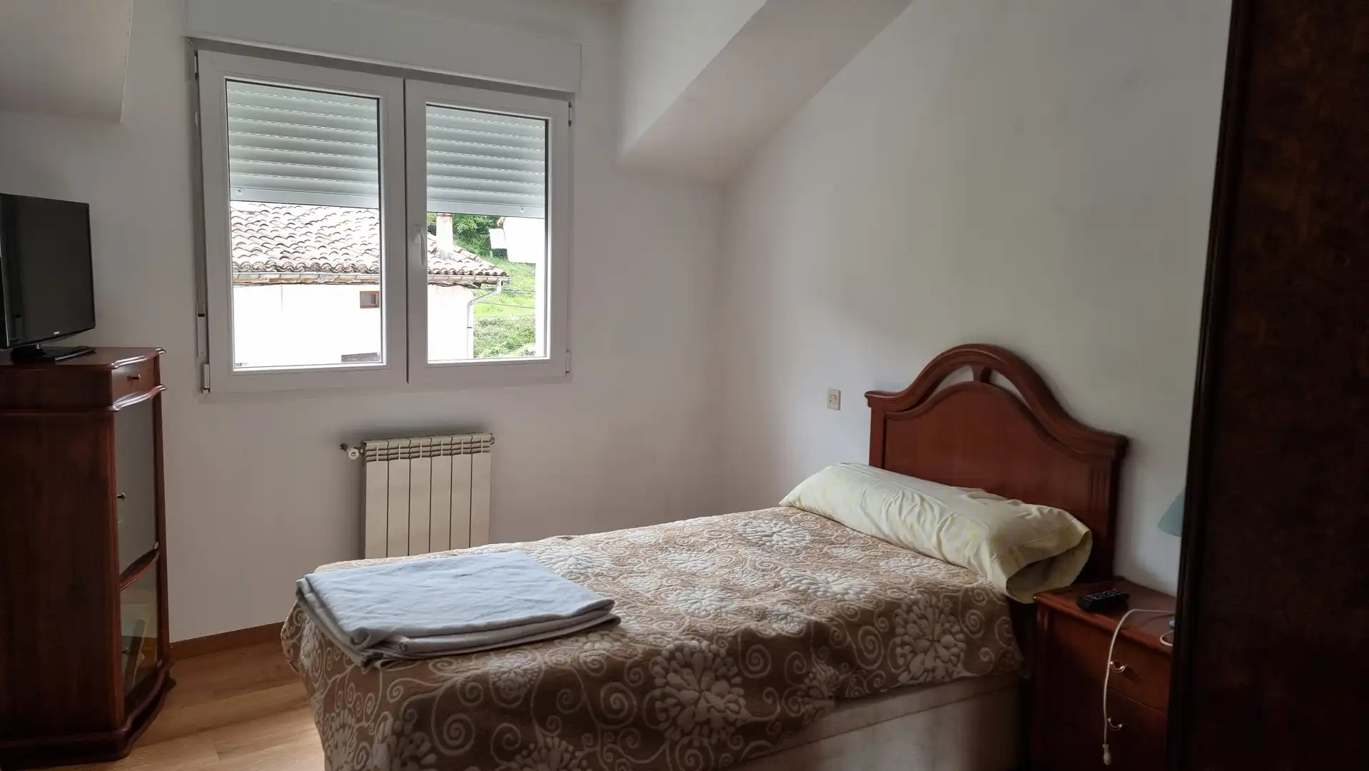 Dormitori de Casa adosada en venda en Cabrales amb Calefacció i Moblat