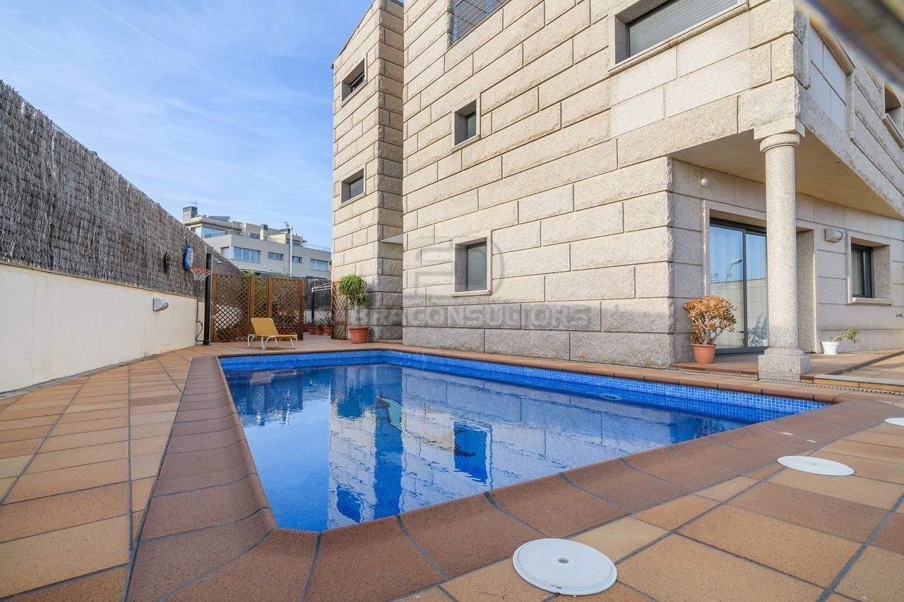 Swimming pool of Single-family semi-detached for sale in Tiana  with Air Conditioner, Terrace and Swimming Pool