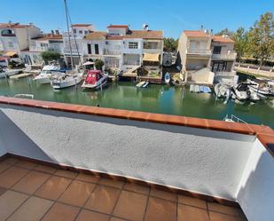 Vista exterior de Casa adosada en venda en Empuriabrava amb Aire condicionat, Calefacció i Terrassa