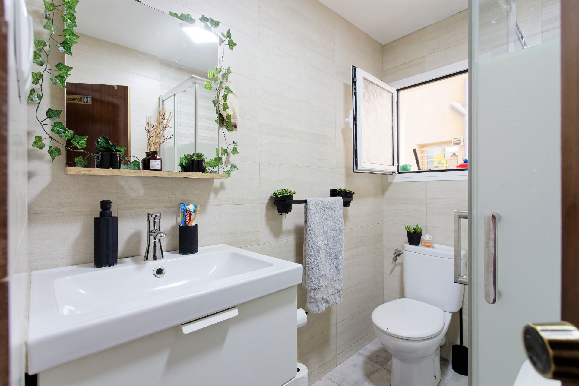Bathroom of Flat for sale in Badalona  with Furnished, Oven and Washing machine