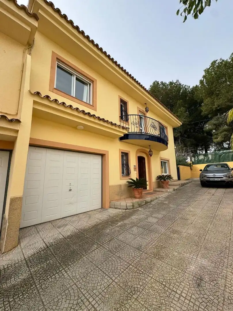 Vista exterior de Casa o xalet en venda en L'Alfàs del Pi amb Aire condicionat, Jardí privat i Terrassa