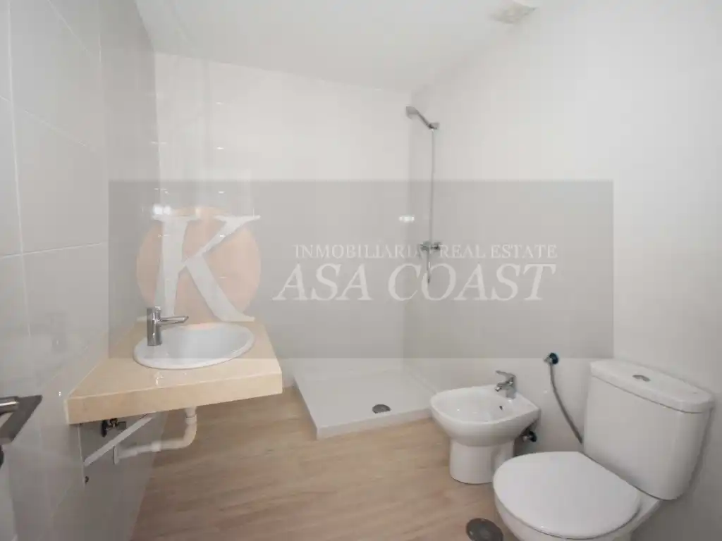 Baño de Piso en venta en Fuengirola con Aire acondicionado, Jardín privado y Terraza