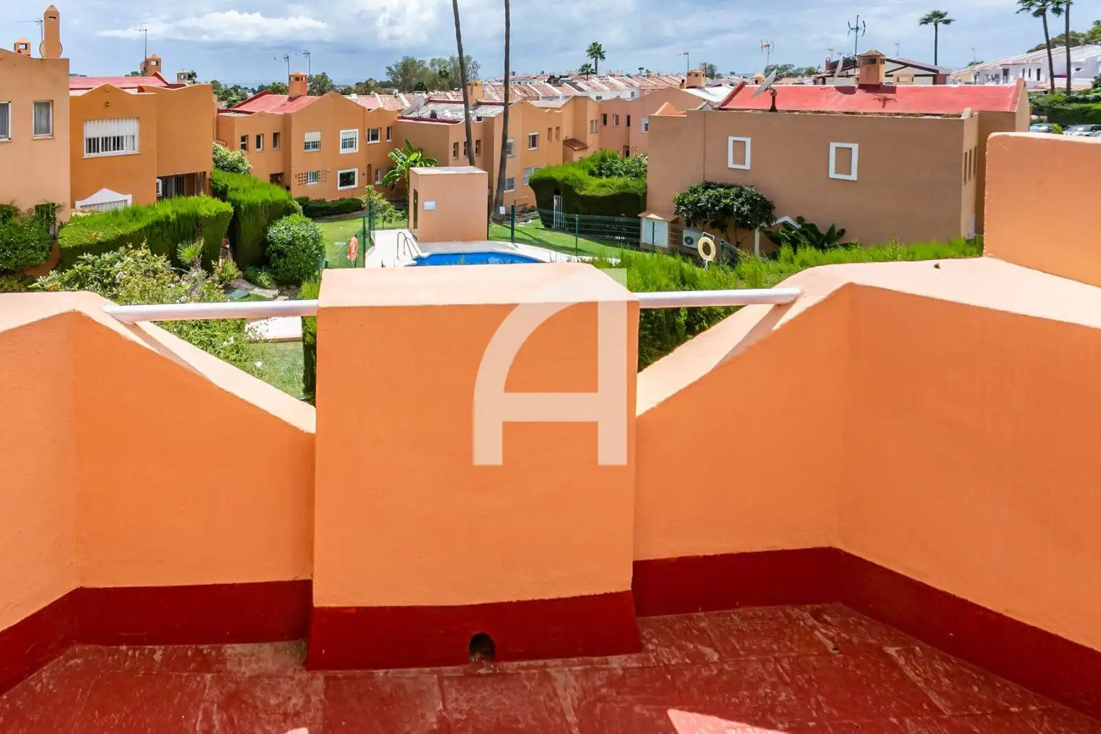 Terrasse von Einfamilien-Reihenhaus zum Verkauf in Estepona mit Heizung, Terrasse und Schwimmbad