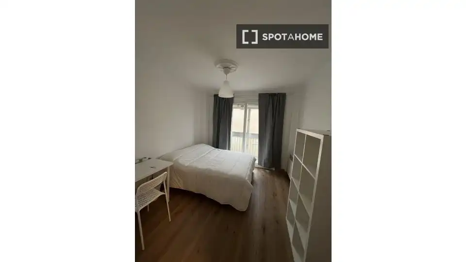 Bedroom of Flat for share in Madrid  with Air Conditioner, Heating and Terrace
