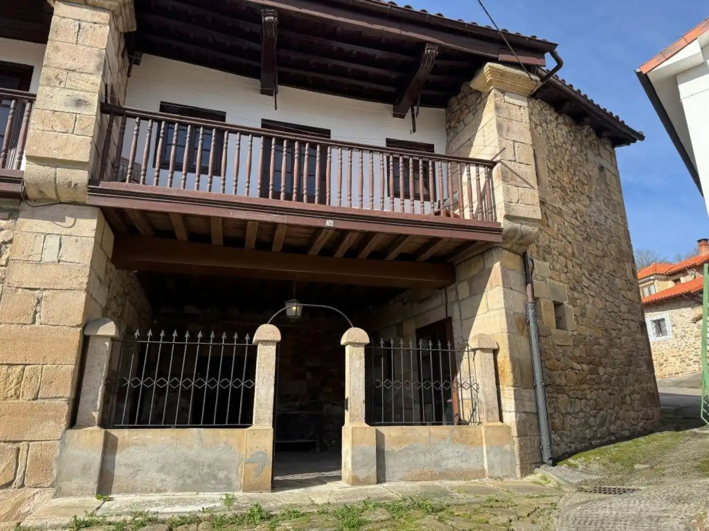 Vista exterior de Casa adosada en venda en Arenas de Iguña amb Terrassa, Traster i Balcó