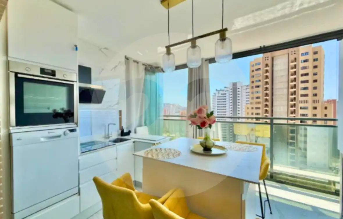 Cuina de Apartament de lloguer en Benidorm amb Aire condicionat, Terrassa i Piscina