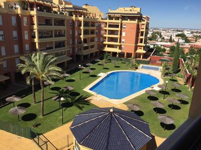 Piscina de Pis en venda en San Juan de Aznalfarache amb Aire condicionat, Terrassa i Traster